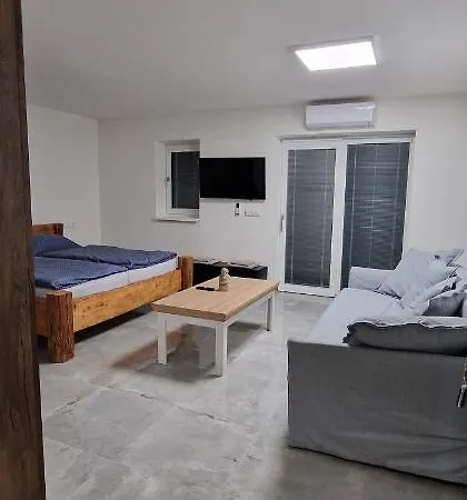 Letohrádek Pálava Strachotin